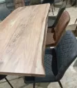 Table acacia massif bords irreguliers