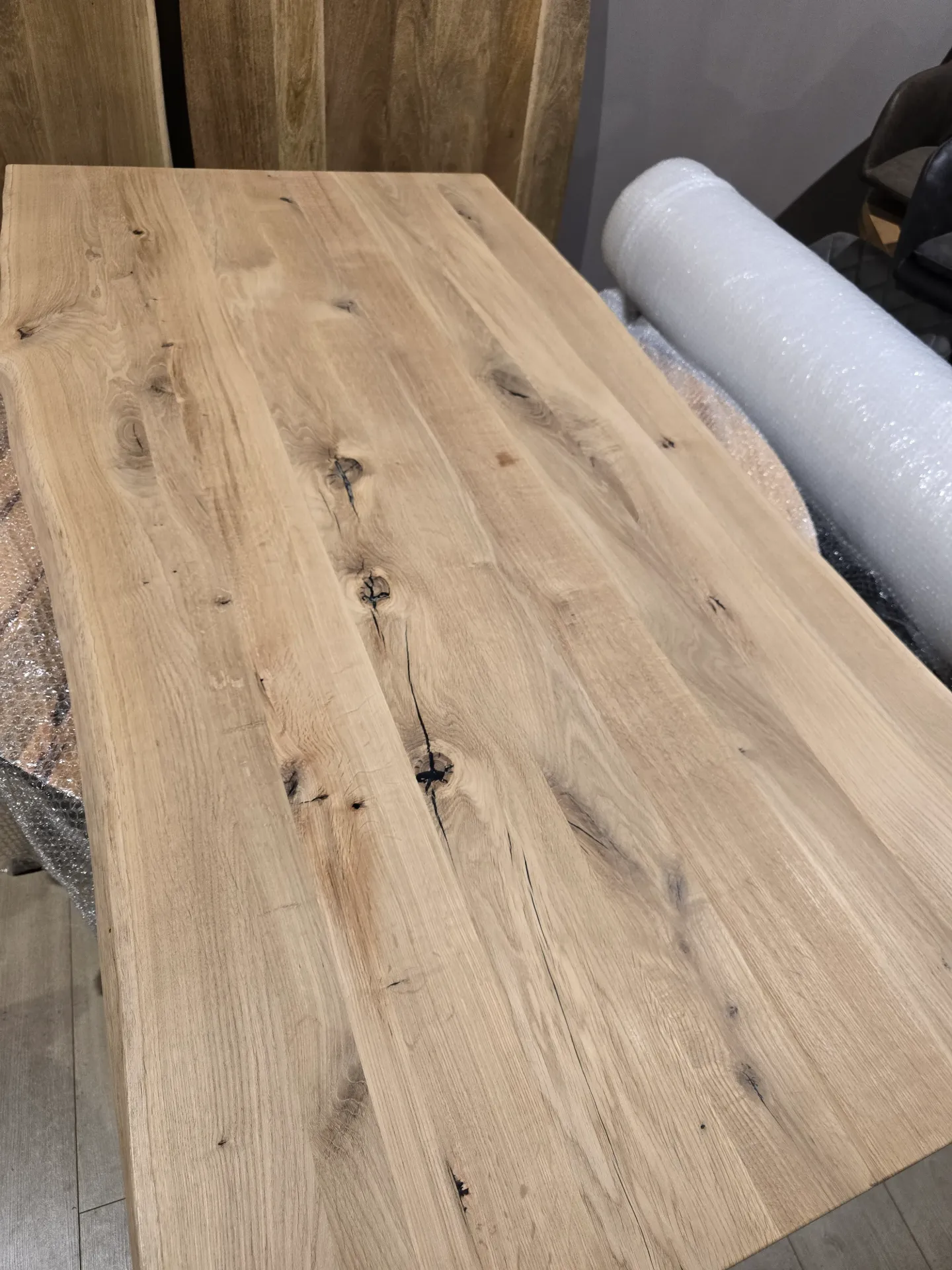 Table en chene massif avec epoxy noir (160x100x4cm)